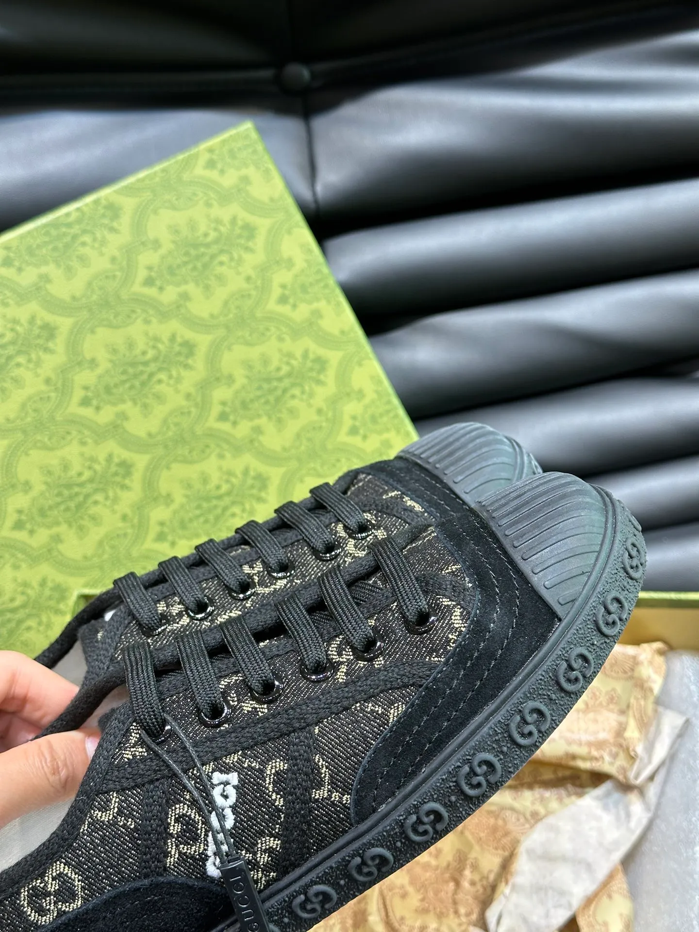 Men's shoes 💰p380 "GUCC*" Couple style 👫 lace-up canvas sneakers, crafted from light blue GG denim fabric, showing uniqueness. Classic details such as the GG printed embossed outsole, interlocking G and "Gucci" embroidery add to the glamorous style. Privately-made T men's shoes 💰pU original outsole, with exquisite details, impeccable fit, and a flat toe that has a retro feel! Customized canvas, classic double G logo, and the spring and summer color combinations are also very interesting! Size: Female 35-39. Male 38-44